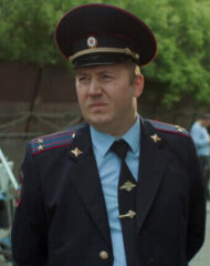Володя Яковлев приезжает на съемочную площадку фильма Гоголь в поисках наркотиков, но находит якобы своего подчиненного-демона Гришу Измайлова Володя Яковлев приезжает на съемочную площадку фильма Гоголь в поисках наркотиков, но находит якобы своего подчиненного-демона Гришу Измайлова