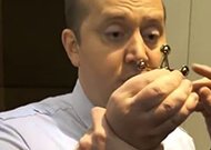 Гриша Измайлов заставляет своего начальника, Володю Яковлева, крутить спиннер, подаренный ему его женой Гриша Измайлов заставляет своего начальника, Володю Яковлева, крутить спиннер, подаренный ему его женой