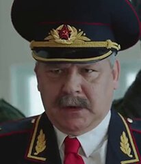Офицер с подчиненными солдатами приходит забирать Володю Яковлева на очередной призыв в армию: указ нового президента об увеличении призывного возраста Офицер с подчиненными солдатами приходит забирать Володю Яковлева на очередной призыв в армию: указ нового президента об увеличении призывного возраста