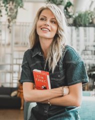 Фотосессия Анастасии Стежко с книгой Фотосессия Анастасии Стежко с книгой